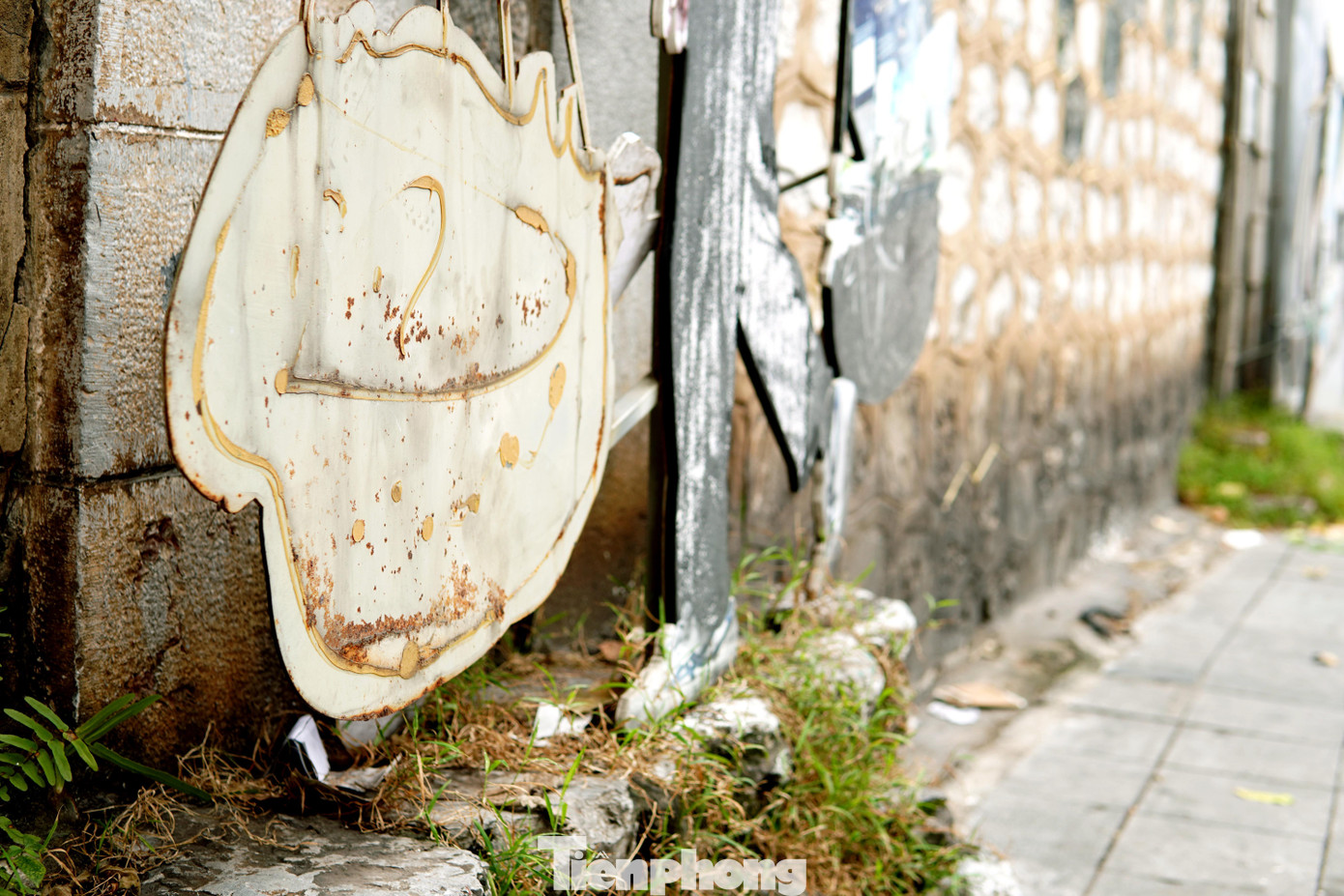 Ở một tác phẩm khác, một bên gánh hàng đã bay mất lớp hình họa. Ở một tác phẩm khác, một bên gánh hàng đã bay mất lớp hình họa.