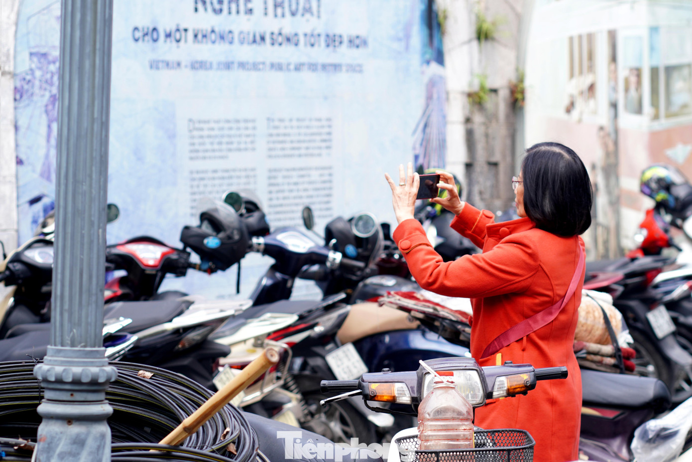 Thực tế trái ngược với nội dung in trên bức tường phía sau : "Nghệ thuật cho một không gian sống tốt đẹp hơn". Thực tế trái ngược với nội dung in trên bức tường phía sau : "Nghệ thuật cho một không gian sống tốt đẹp hơn".