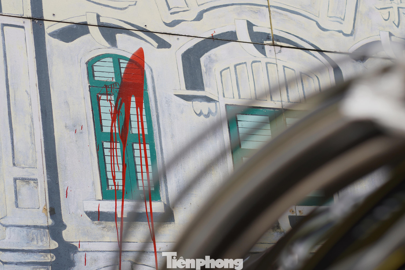 Một góc tranh bị dính màu. Một góc tranh bị dính màu.