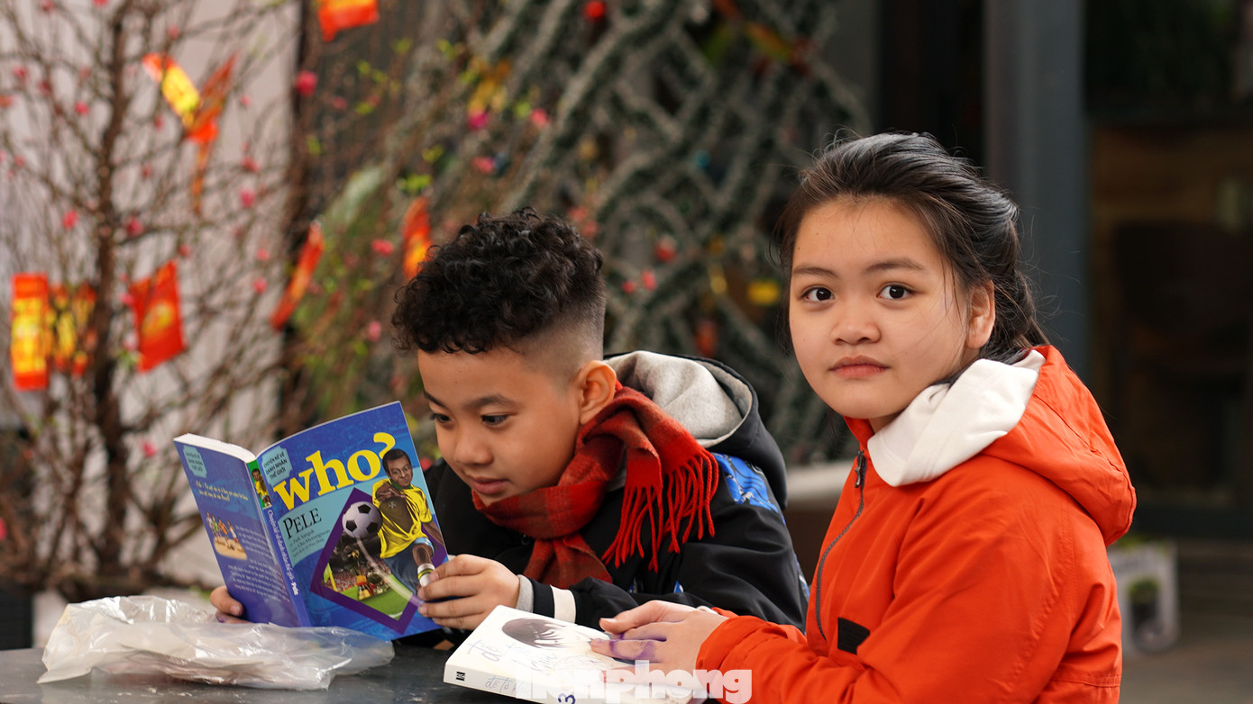 Các em nhỏ chăm chú đọc sách tại không gian Phố sách Xuân 2023.