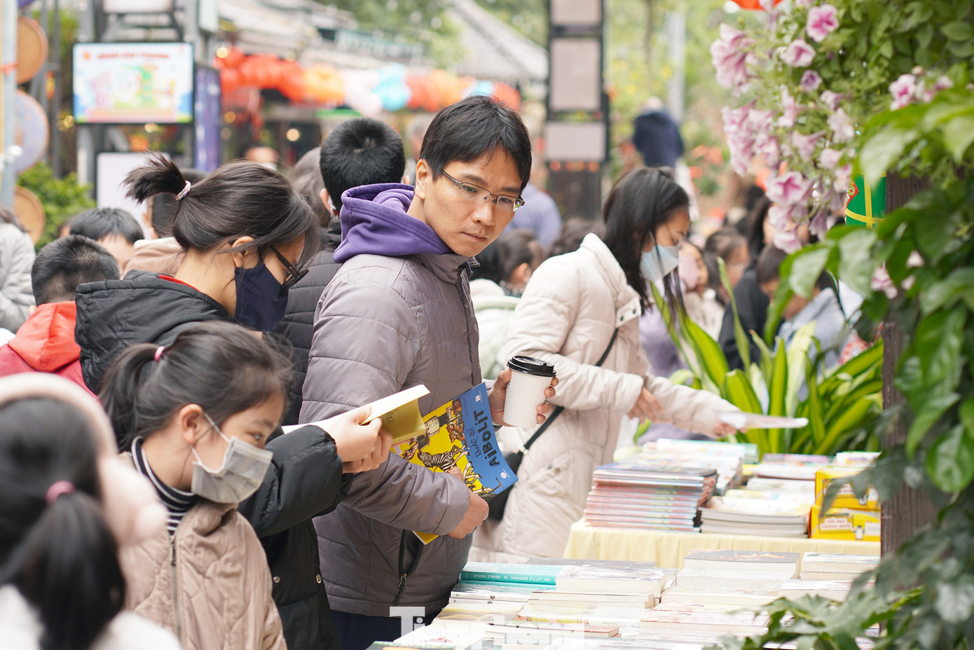 Các đầu sách hấp dẫn được đông đảo độc giả xem và lựa chọn.
