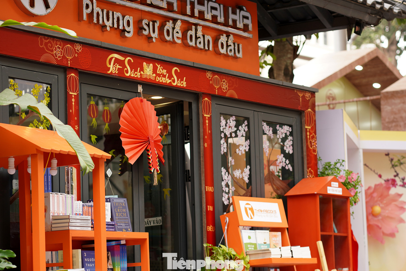 Khu vực trưng bày cửa các nhà sách được trang trí với tông màu ấm áp, ngập tràn sắc Xuân.