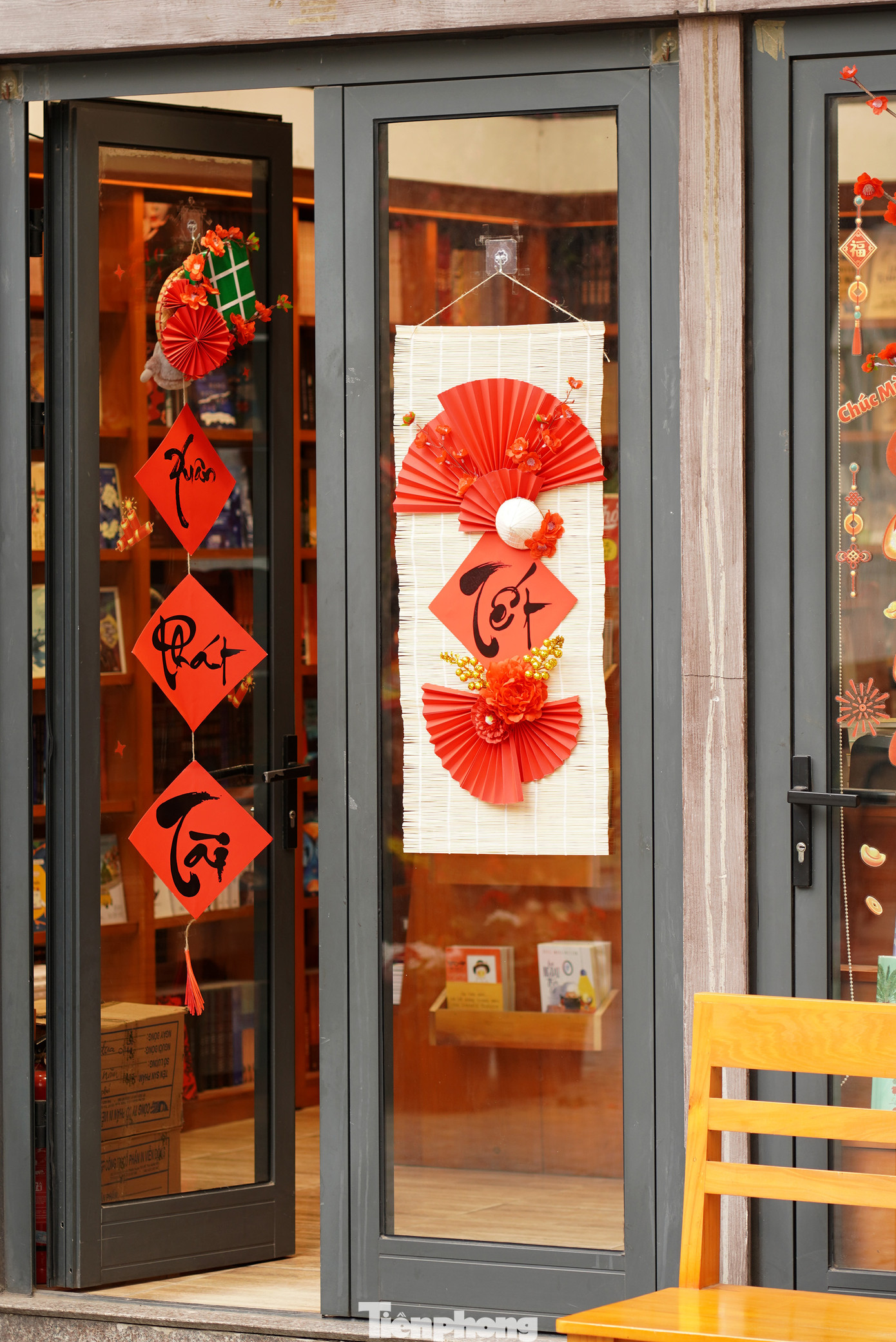 Không khí Tết đến xuân về ngập tràn các gian hàng.