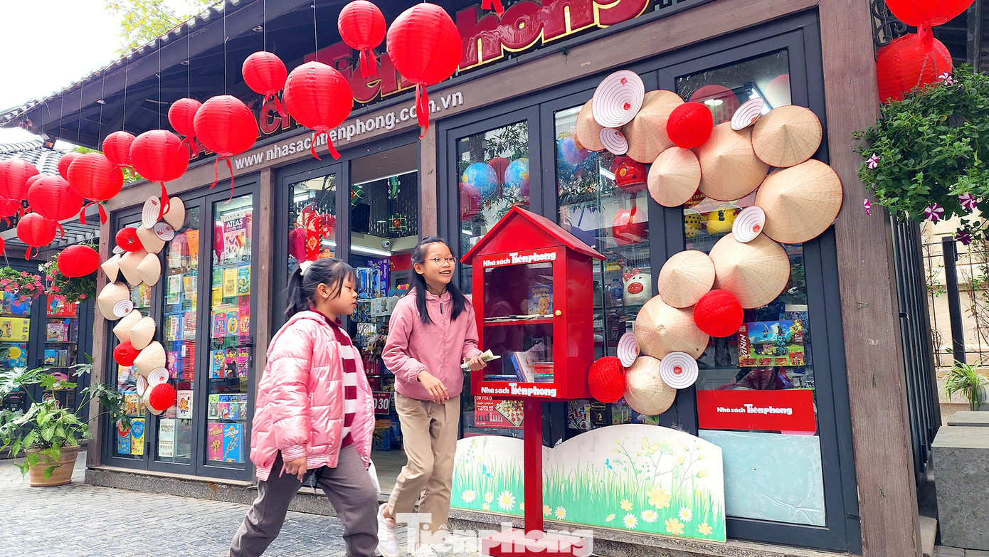 Khuôn viên trưng bày của nhà sách Tiền Phong được trang hoàng ấn tượng.