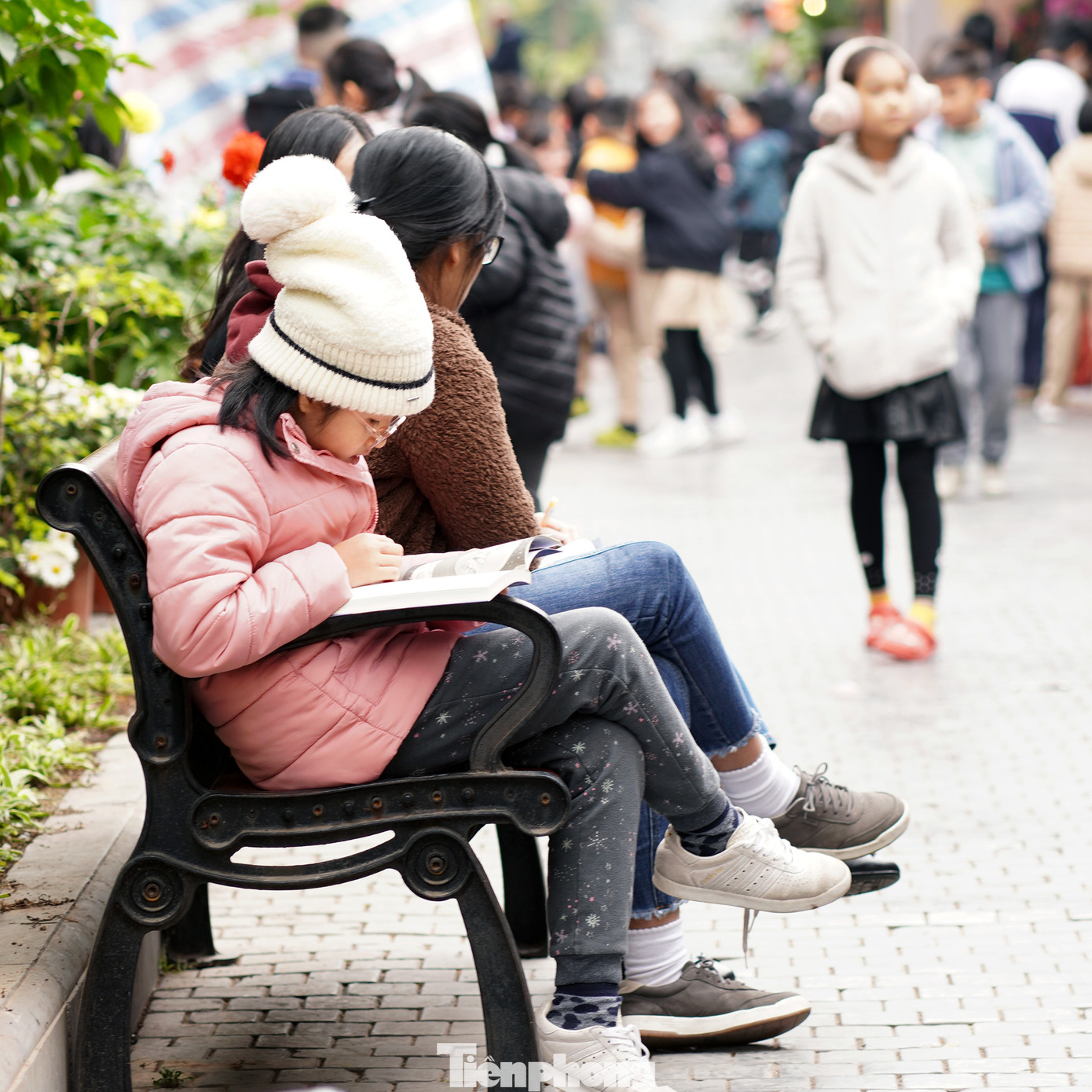 Em Tú Nhi (học sinh lớp 4 trường tiểu học Tràng An) cho biết: "Em không hay đọc sách nhưng đến đây có nhiều thứ được bày đẹp, em thích. Cầm đọc em mới thấy cuốn hút, đọc không dừng lại được".