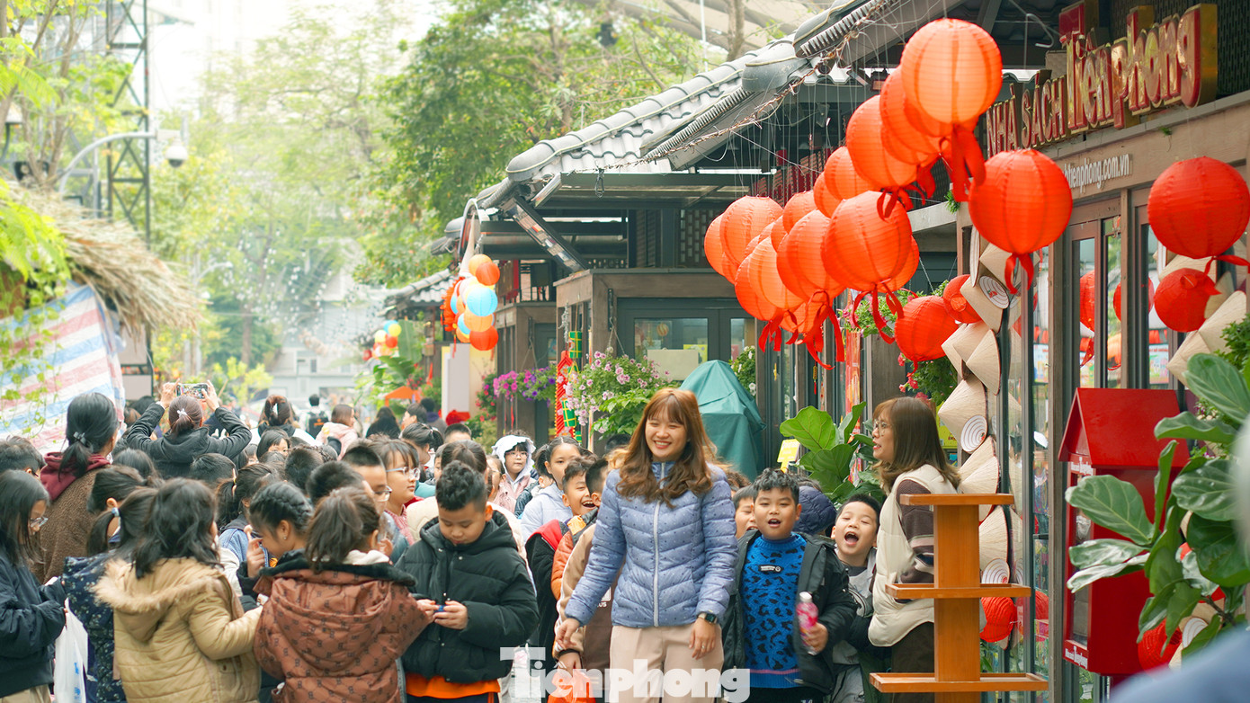 Từ nay tới ngày 26/1/2023 tại không gian Phố sách Xuân sẽ còn diễn ra nhiều hoạt động văn hóa ý nghĩa và thiết thực. Thu hút ngày càng nhiều sự quan tâm của người dân, là một điểm đến hấp dẫn trong dịp nghỉ lễ Tết âm lịch Quý Mão 2023.