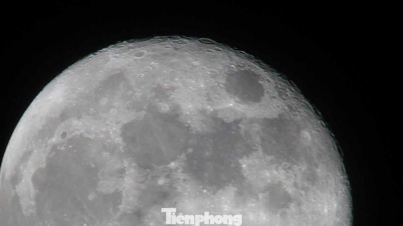 Cận cảnh 'Chị Hằng' với góc quan sát từ Hà Nội vào khoảng 18h ngày 11/9.