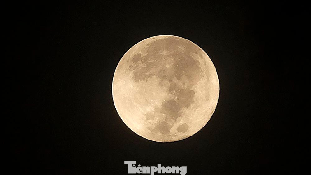 Mặt trăng to tròn, ánh vàng lung linh, rực rỡ ngày 11/9.