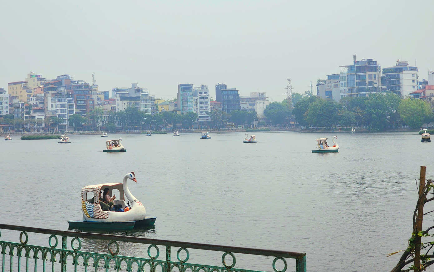 Khoảng 10h30, dù nền nhiệt đã quay lại ngưỡng 35 độ C nhưng khu vực Hồ Trúc Bạch vẫn có khá đông thuyền 'đạp vịt'.