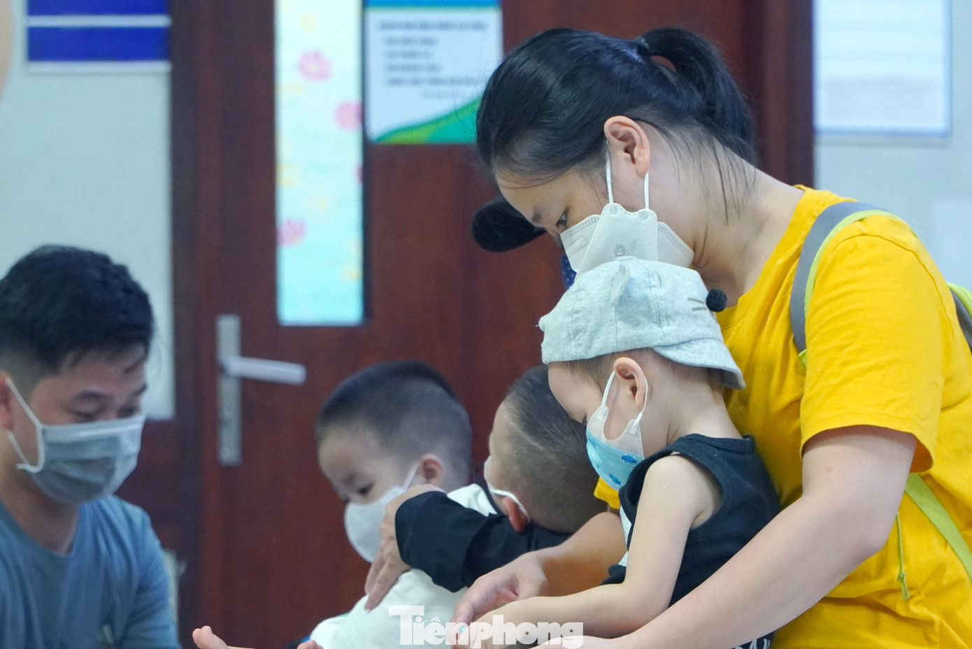 Dịch sốt xuất huyết năm nay diễn ra cùng thời điểm với nhiều bệnh khác có triệu chứng bệnh giai đoạn sớm khá tương đồng. Đặc biệt đối với các đối tượng bệnh nhi, các bậc phụ huynh cần đặc biệt lưu ý các dấu hiệu trong giai đoạn sớm, ủ bệnh. Nên đi khám sàng lọc sớm tại các cơ sở y tế để có phương pháp điều trị phù hợp, chính xác và an toàn. Tránh các biến chứng đáng tiếc có thể xảy ra.