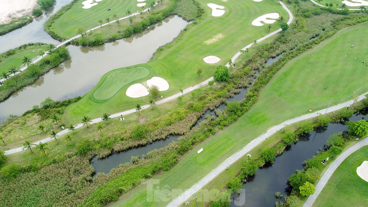 Trong đó, sân golf đầm lầy được mệnh danh “chuyên gia nhồi bóng”, có thiết kế đặc biệt để gắn kết hài hòa cũng như bảo tồn môi trường đầm lầy tự nhiên.