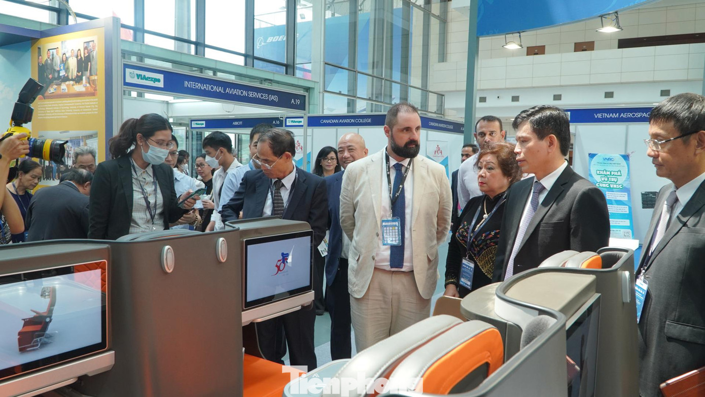 Hoạt động chia sẻ công nghệ và tiện ích đa phương tiện trong mô hình khoang hành khách cao cấp của máy bay.