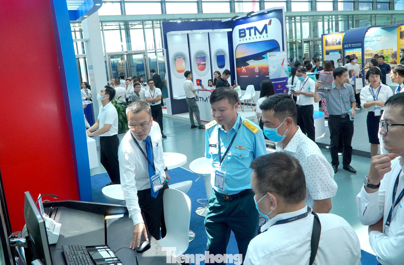 Hệ thống điều khiển, vận dụng công nghệ thông tin tiên tiến trong quản lý cũng như vận hành. Đảm bảo sự thông suốt và an toàn trong mỗi chuyến bay, kết nối với hệ thống quản lý tổng thể mặt đất.