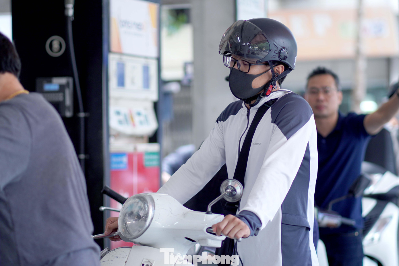 Số lượng người mua xăng đã thưa vắng hơn những ngày trước.