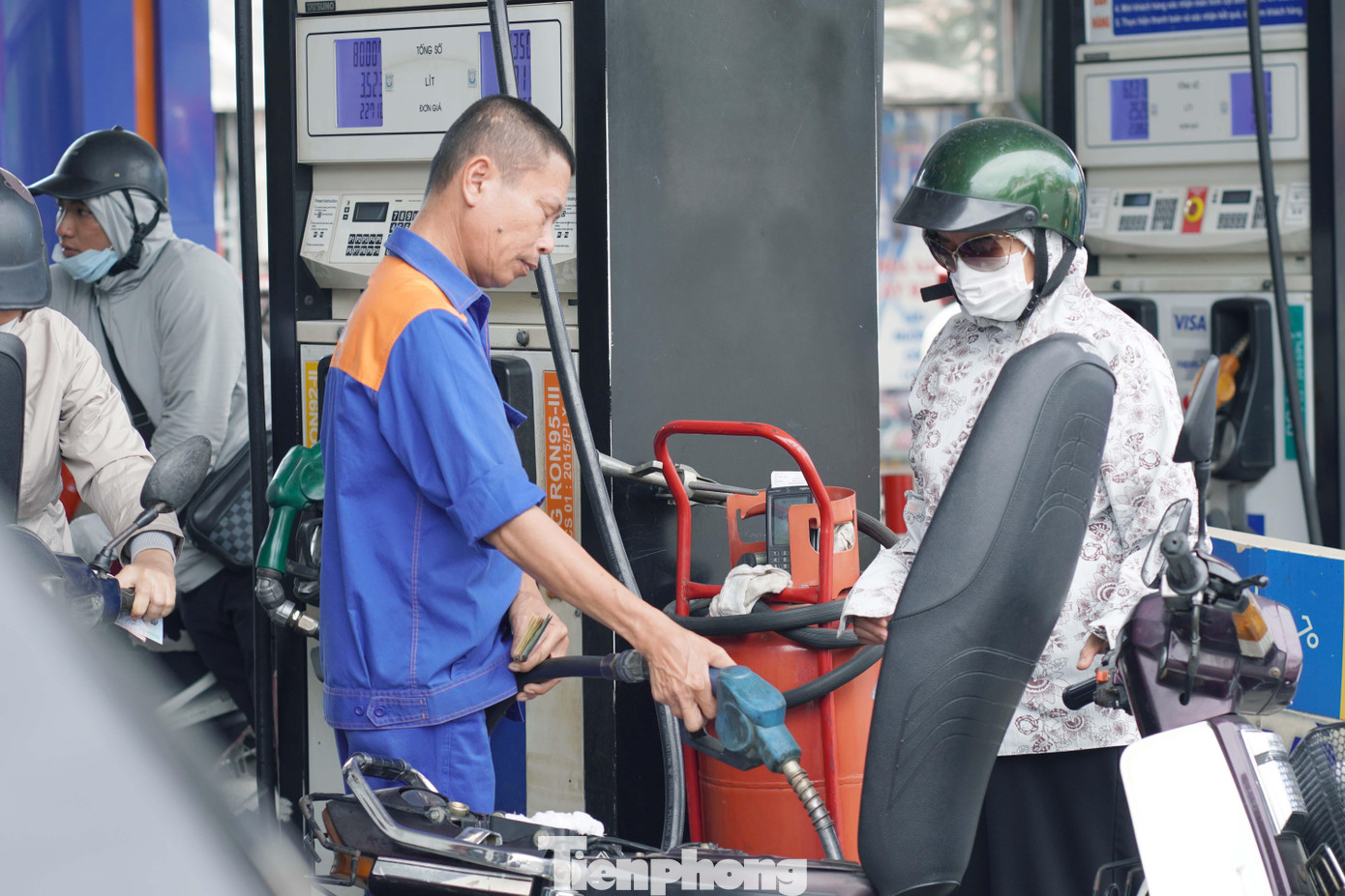 Một khách hàng đến lượt, đổ đầy bình nhiên liệu. Không còn giới hạn định mức được đổ bao nhiêu theo loại xe nữa.