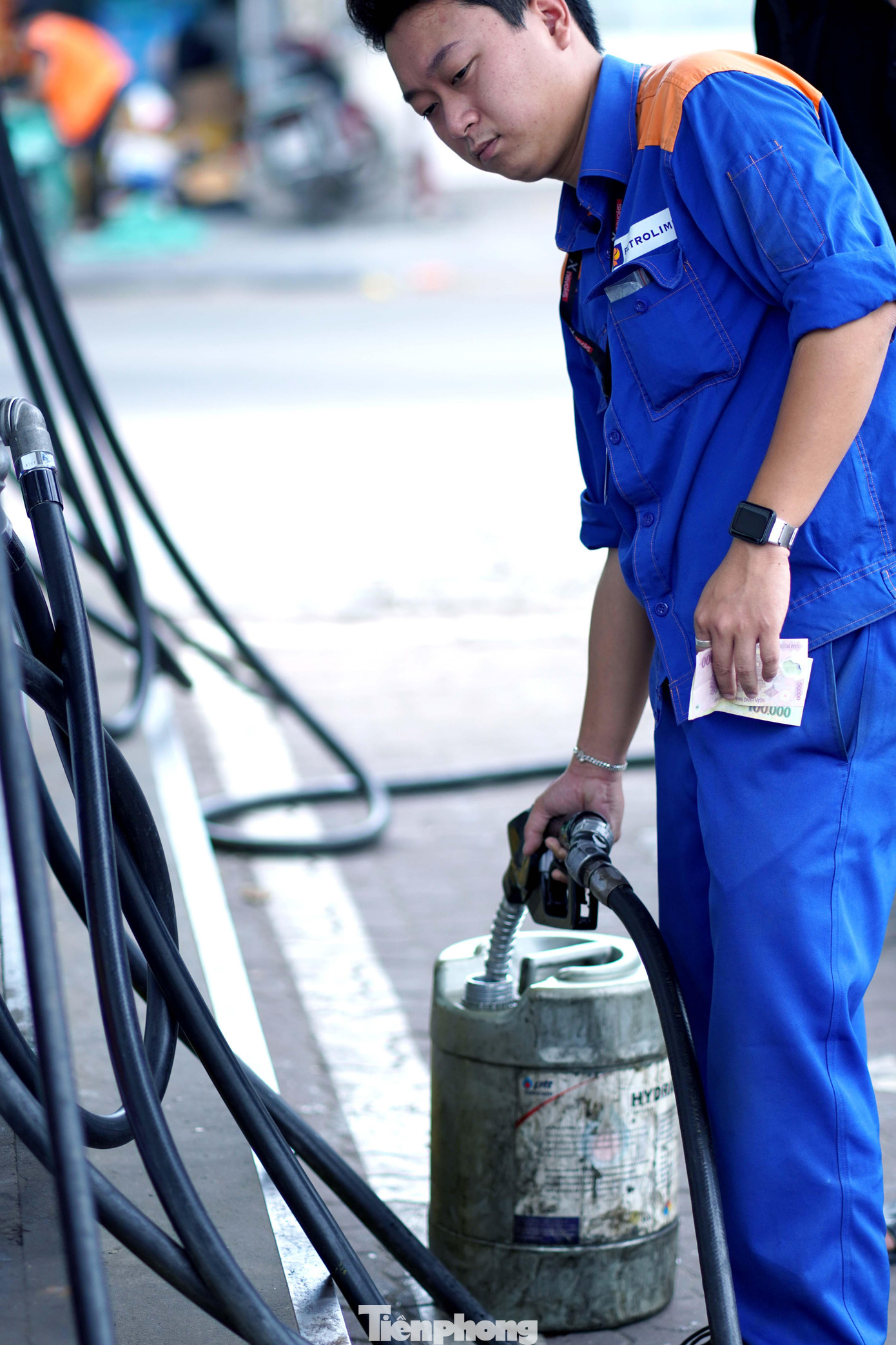 Bơm xăng tích trữ phía bên trụ cho làn xe ô tô - cây xăng Lương Yên ( bến xe Lương Yên cũ).