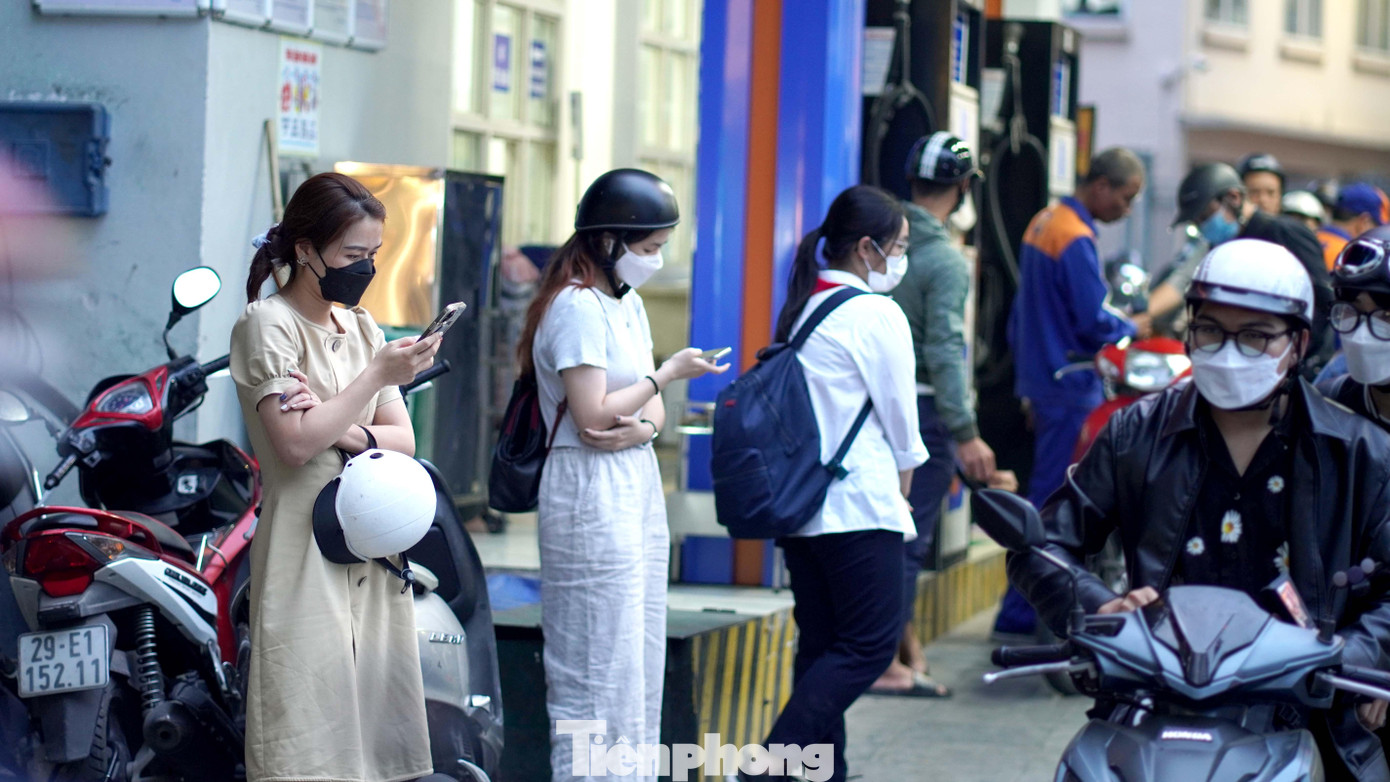 Cây xăng phố Trần Hưng Đạo cũng không còn cảnh ùn ứ người xếp hàng ra tận lòng đường.