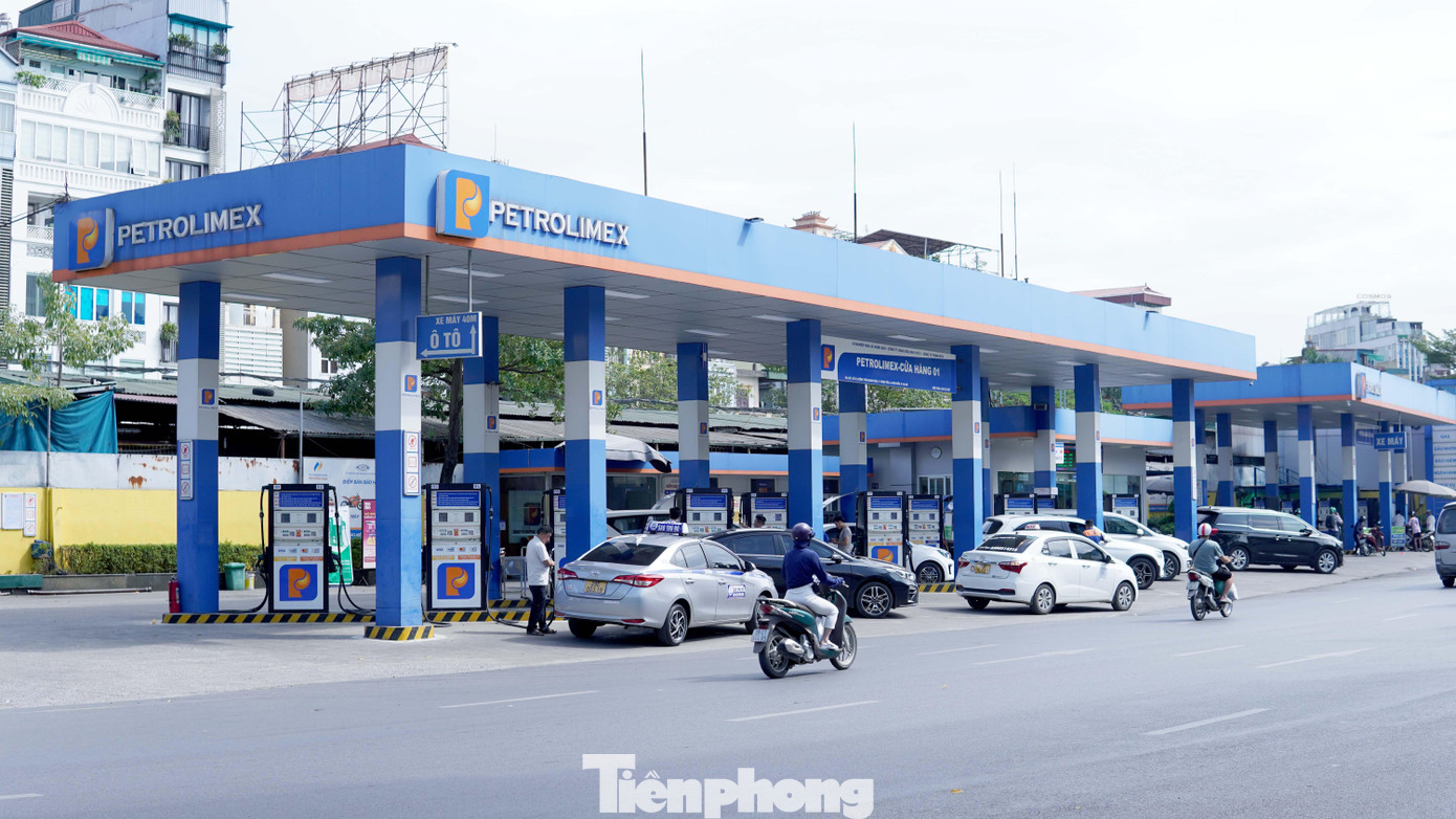 Ghi nhận tại cây xăng trên đường Trần Quang Khải sáng 17/11, không còn tình trạng người dân xếp hàng dài chờ mua xăng, dầu.