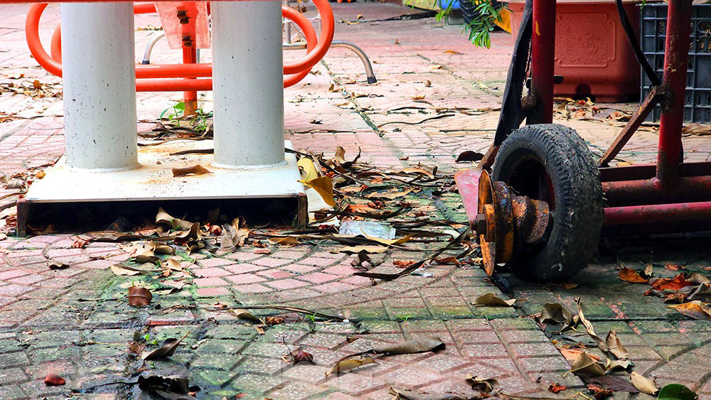 Thiết bị giải trí, máy tập dù khá mới nhưng với hiện trạng này đang đứng trước nguy cơ sớm xuống cấp.