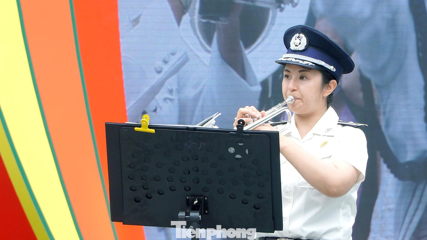 Nữ nghệ sĩ Đoàn Cảnh sát Nhật trong tiết mục 'i love you baby' - sôi động và cuốn hút. Nữ nghệ sĩ Đoàn Cảnh sát Nhật trong tiết mục 'i love you baby' - sôi động và cuốn hút.