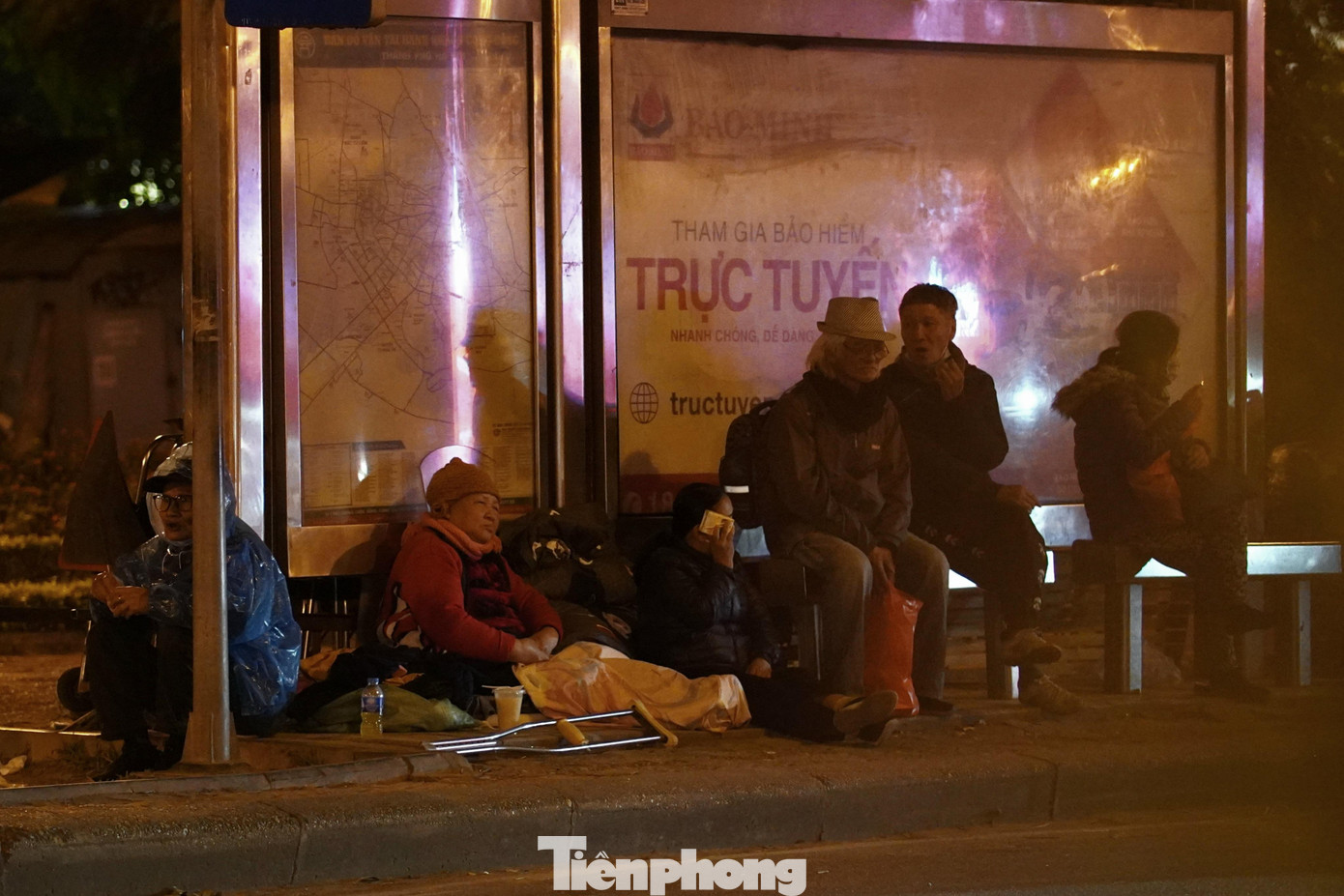 Từ khi hết giờ chuyến xe buýt cuối ngày, lác đác người tụ tập lại nơi nhà chờ xe buýt cùng nhau qua đêm rét.