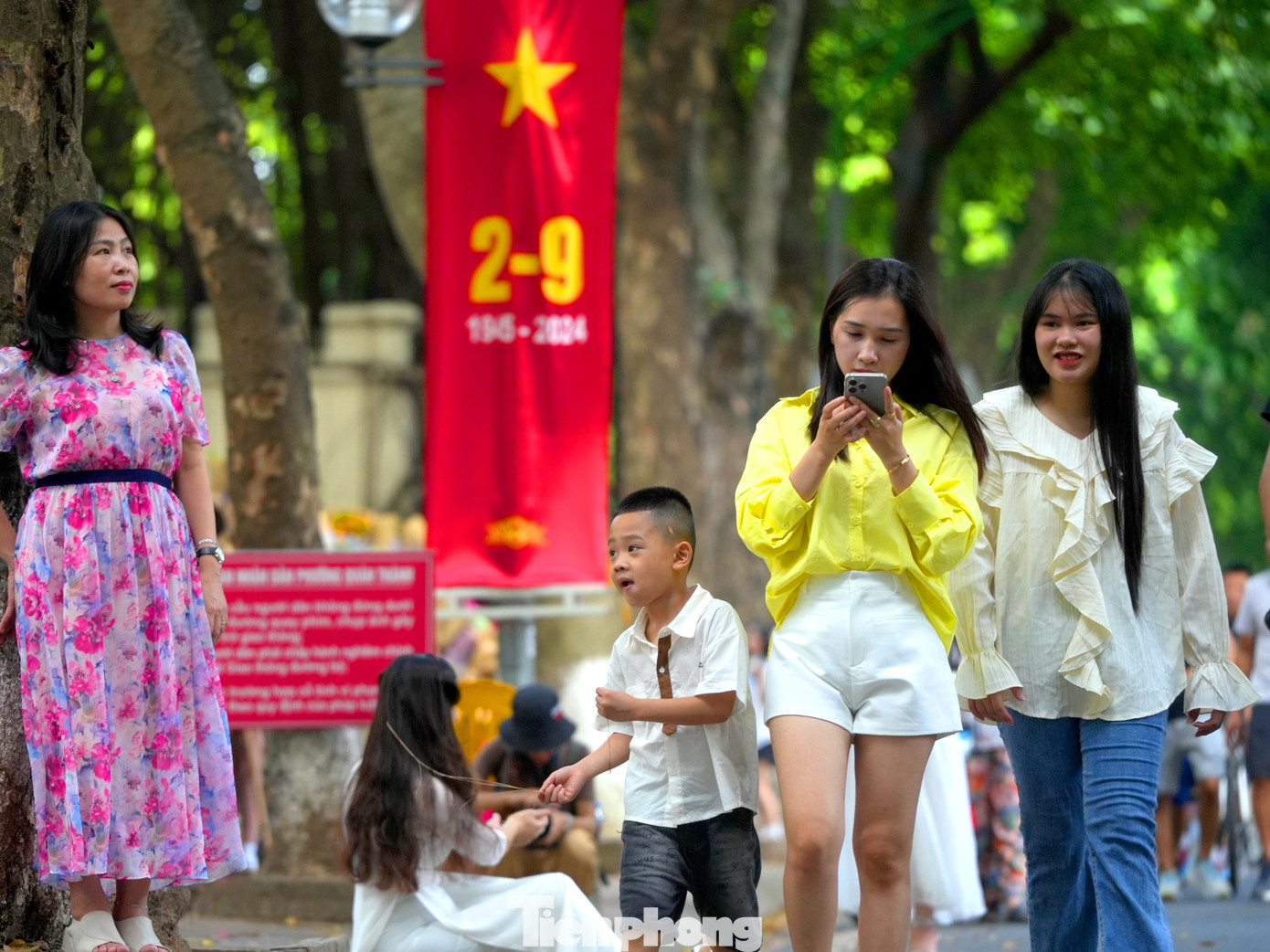 Với nhiều người dân Hà Nội, dịp nghỉ lễ Quốc Khánh 2/9 cũng là quãng thời gian dành cho gia đình. Nhờ đó có thể cùng nhau đi thăm các không gian văn hóa - lịch sử và ôn lại những chiến tích hào hùng của dân tộc, tận hưởng vẻ đẹp của mùa thu Hà Nội.