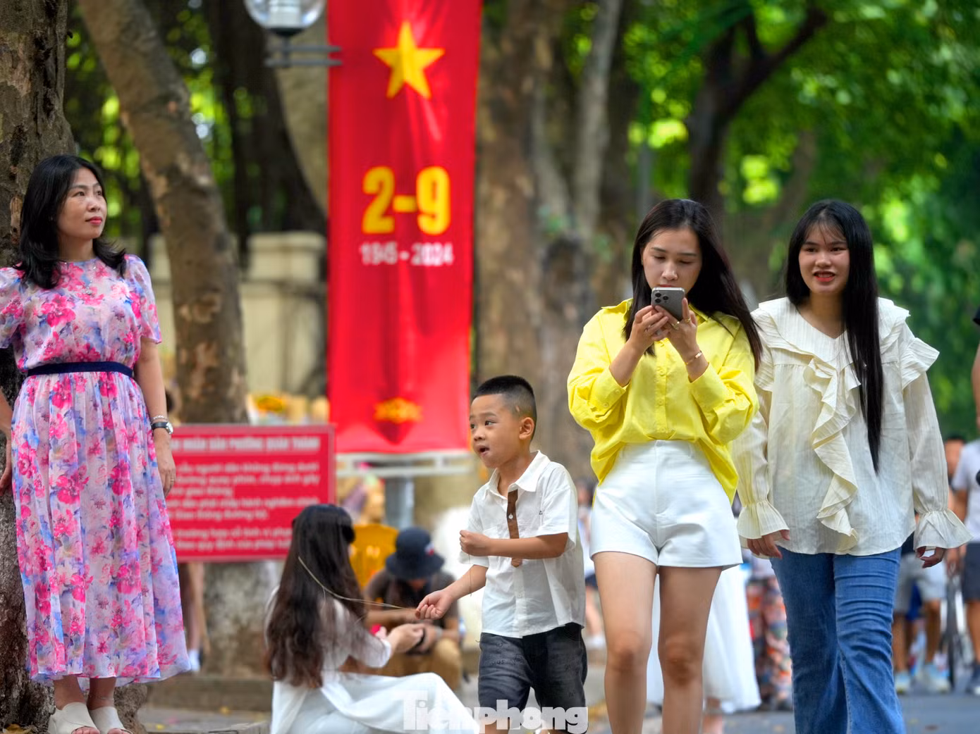 Với nhiều người dân Hà Nội, dịp nghỉ lễ Quốc Khánh 2/9 cũng là quãng thời gian dành cho gia đình. Nhờ đó có thể cùng nhau đi thăm các không gian văn hóa - lịch sử và ôn lại những chiến tích hào hùng của dân tộc, tận hưởng vẻ đẹp của mùa thu Hà Nội.