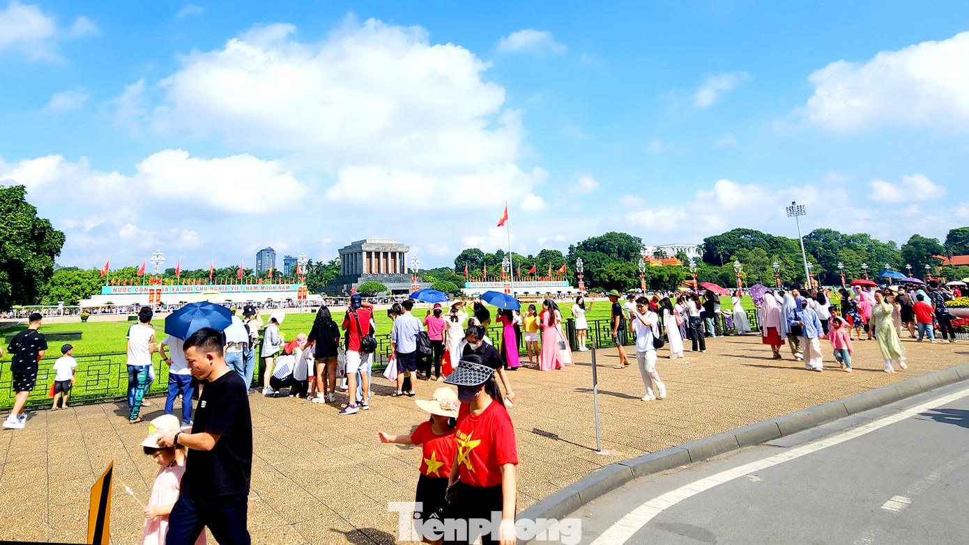 Từ sáng sớm 2/9, ngày chính lễ của kì nghỉ lễ Quốc Khánh năm nay, khu vực quảng trường Ba Đình đã thu hút đông đảo người dân tới tham gia lễ Thượng cờ Tổ quốc.