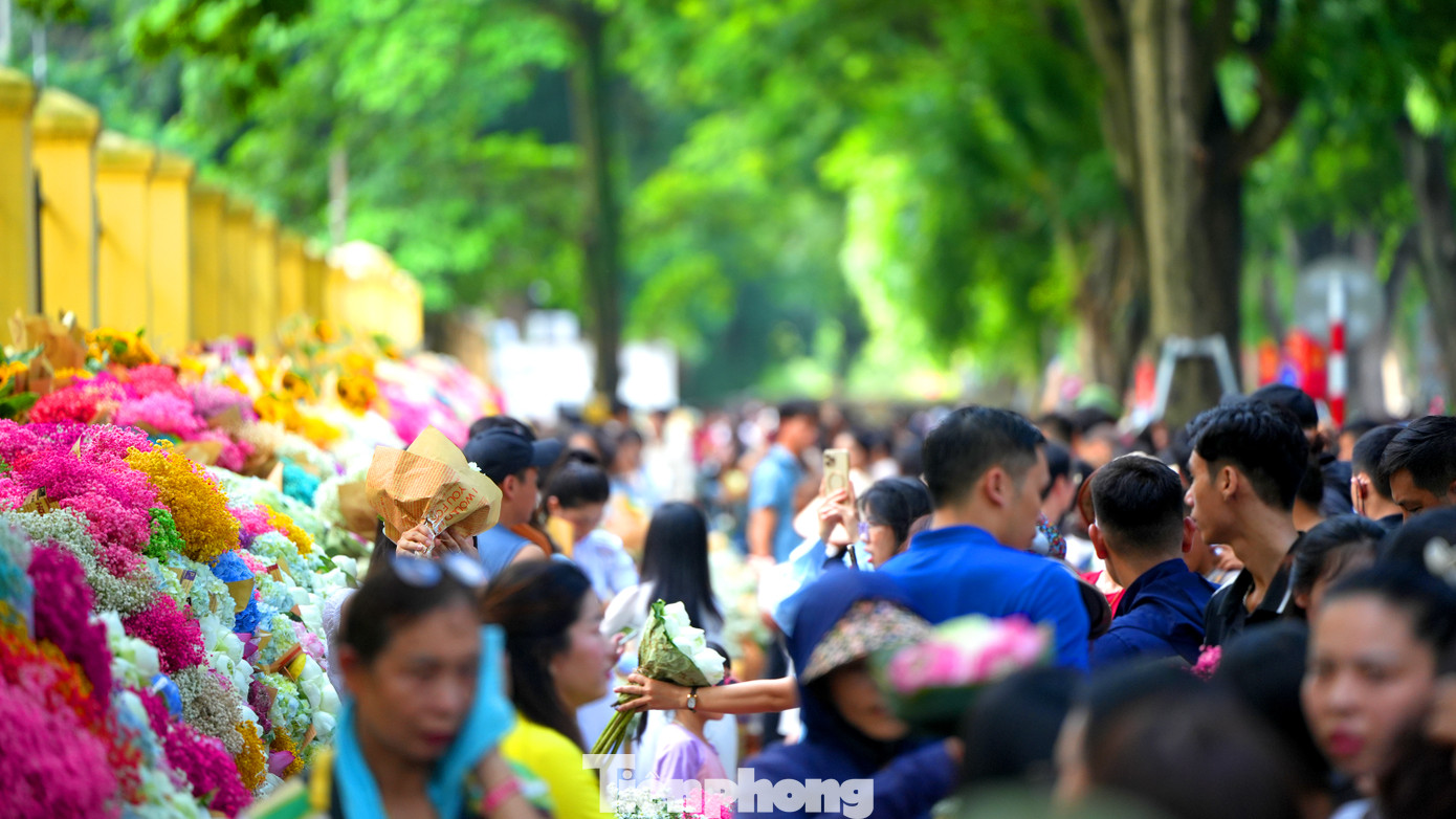 Hàng dài gánh hoa dưới nắng thu Hà Nội thu hút đông đảo người dân và du khách chụp hình.