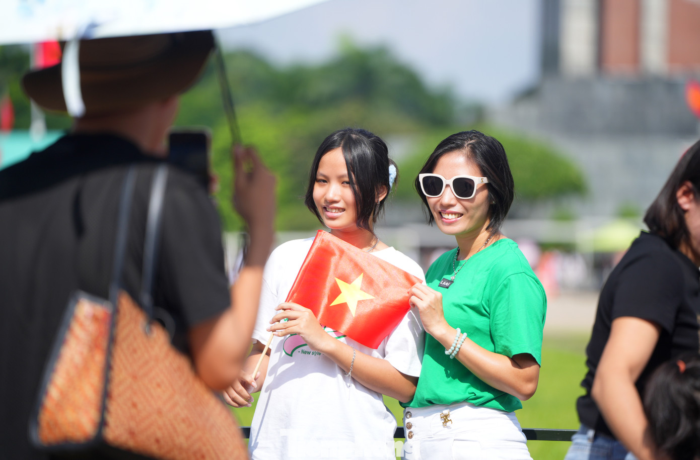 Sau lễ thượng cờ, đông đảo người dân đã tranh thủ chụp ảnh lưu giữ kỉ niệm ngày lễ trên khu vực quảng trường.