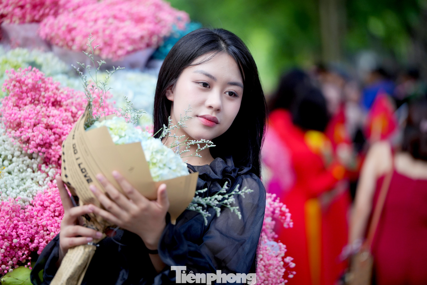 Bạn trẻ Hoàng Yến (Khâm Thiên - Hà Nội) cho biết: ' Em cùng nhóm bạn trong dịp nghỉ lễ này không đi chơi xa, nhờ vậy mà sớm nay chúng em được tham gia lễ thượng cờ ở quảng trường Ba Đình, sau đó di chuyển ra khu vực đường Hoàng Diệu đầy 'hoa - nắng' này để check-in'.