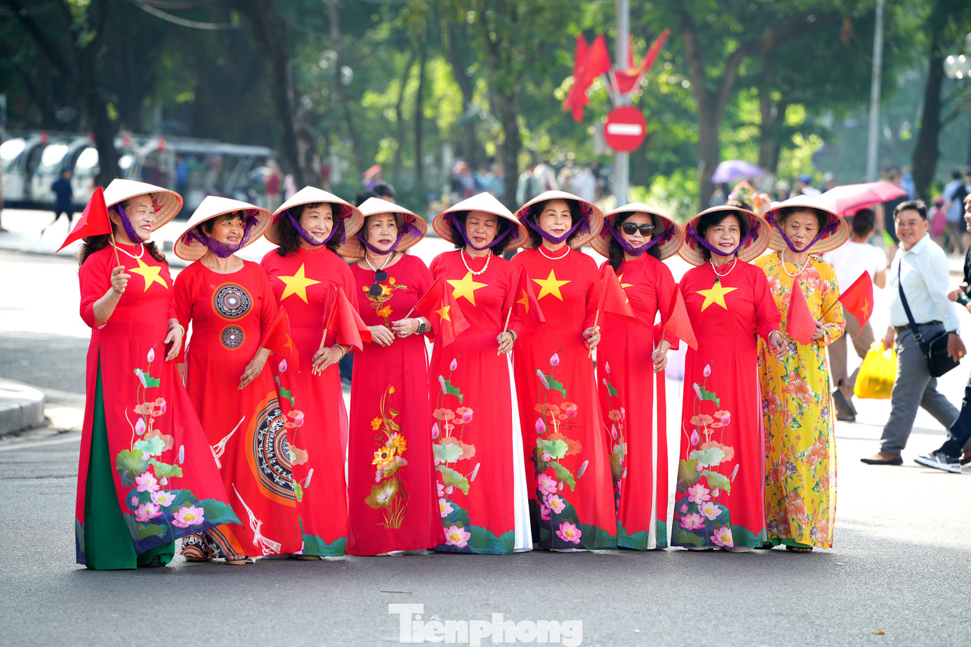 Nhiều đoàn du khách check-in tại khu vực phố đi bộ Hồ Gươm.