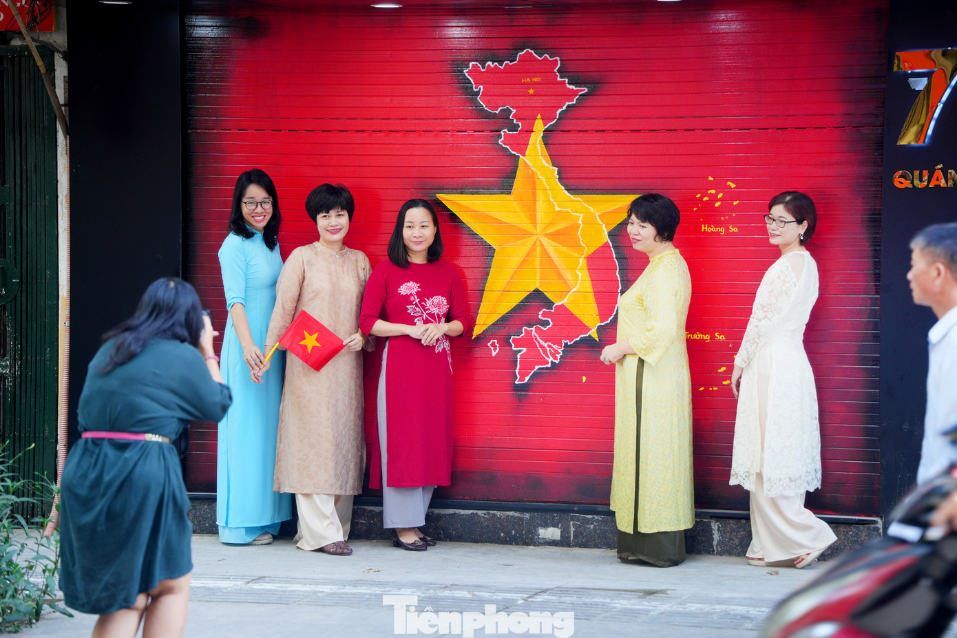 Khắp các phố phường Hà Nội có thể bắt gặp cảnh người dân chụp ảnh kỉ niệm bên cờ Tổ quốc, bóng hình đất nước.