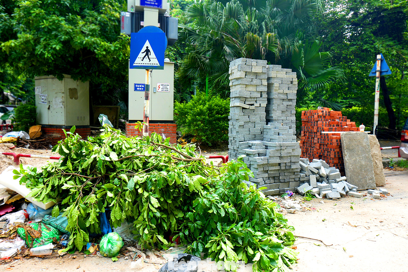 Rác thải, vật liệu xây dựng lấn cả lối đi bộ tràn xuống lòng đường. Rác thải, vật liệu xây dựng lấn cả lối đi bộ tràn xuống lòng đường.