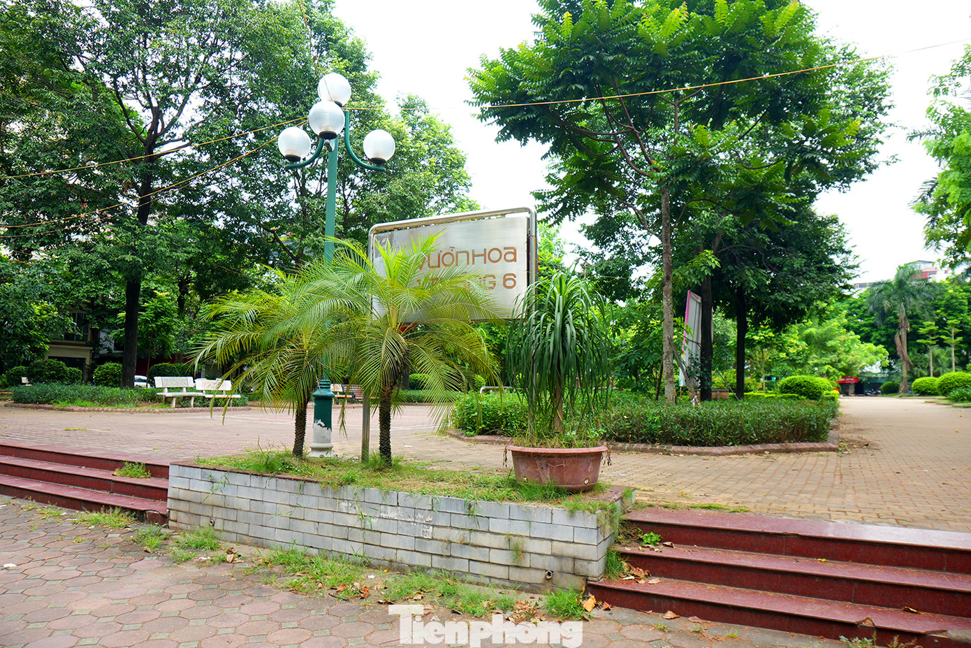 Khu vực Vườn hoa 1 tháng 6 ( ngõ 178 phố Nguyễn Lương Bằng - Đống Đa) đang trong quá trình cắt tỉa cây xanh tán rợp. Tuy nhiên ngay khu vực trung tâm vườn hoa cỏ dại mọc lan, cây rợp che cả biển tên. Khu vực Vườn hoa 1 tháng 6 ( ngõ 178 phố Nguyễn Lương Bằng - Đống Đa) đang trong quá trình cắt tỉa cây xanh tán rợp. Tuy nhiên ngay khu vực trung tâm vườn hoa cỏ dại mọc lan, cây rợp che cả biển tên.