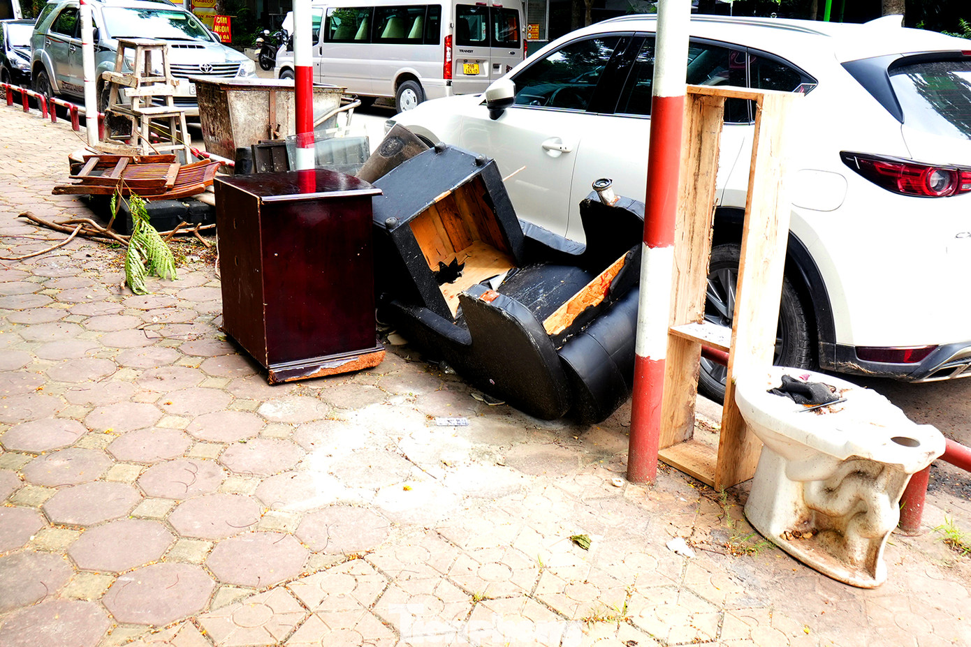 Tại một góc vườn hoa là tấm biển nội quy rách nát xuống cấp chưa được thay thế, đối diện ngay trước tấm biển này là một đống phế thải từ cửa hàng cắt tóc bên đường. Tại một góc vườn hoa là tấm biển nội quy rách nát xuống cấp chưa được thay thế, đối diện ngay trước tấm biển này là một đống phế thải từ cửa hàng cắt tóc bên đường.