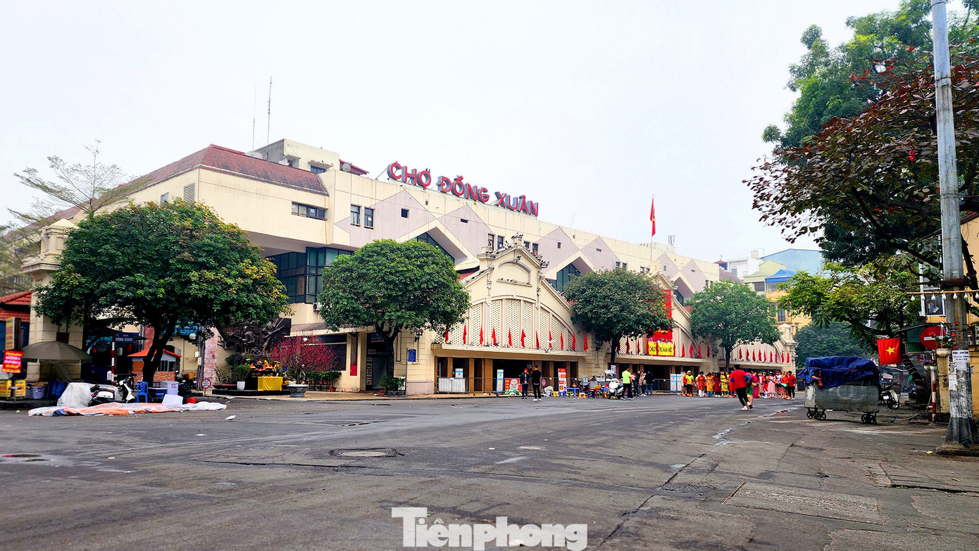 Khu vực chợ Đồng Xuân với các nhóm chạy bộ khai Xuân, lựa chọn đây là điểm xuất phát.