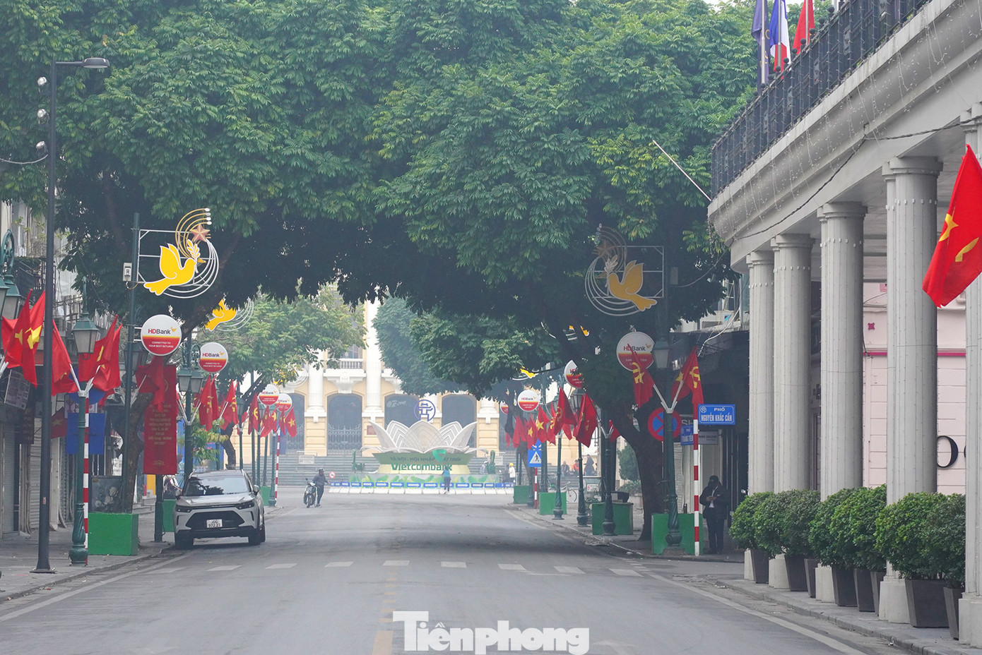 Khu vực quảng trường trước Nhà hát Lớn và đoạn phố Tràng Tiền mờ ảo trong làn sương sớm, không tiếng còi xe.
