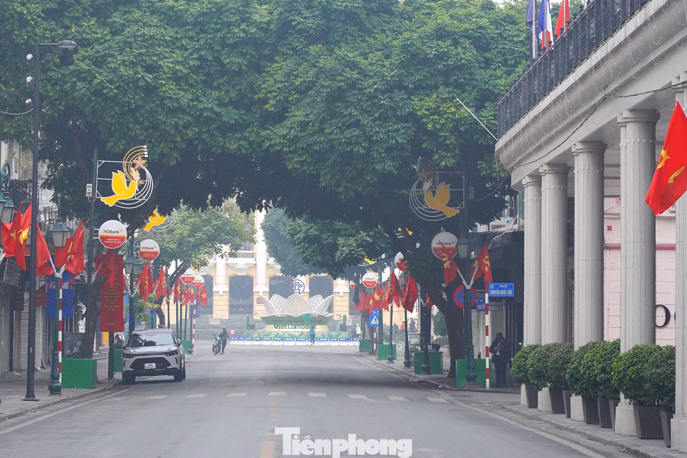 Khu vực quảng trường trước Nhà hát Lớn và đoạn phố Tràng Tiền mờ ảo trong làn sương sớm, không tiếng còi xe.