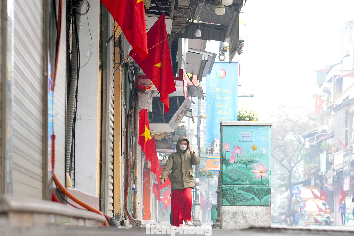 Một bạn trẻ xuất hành trên phố Hàng Đường vắng vẻ.