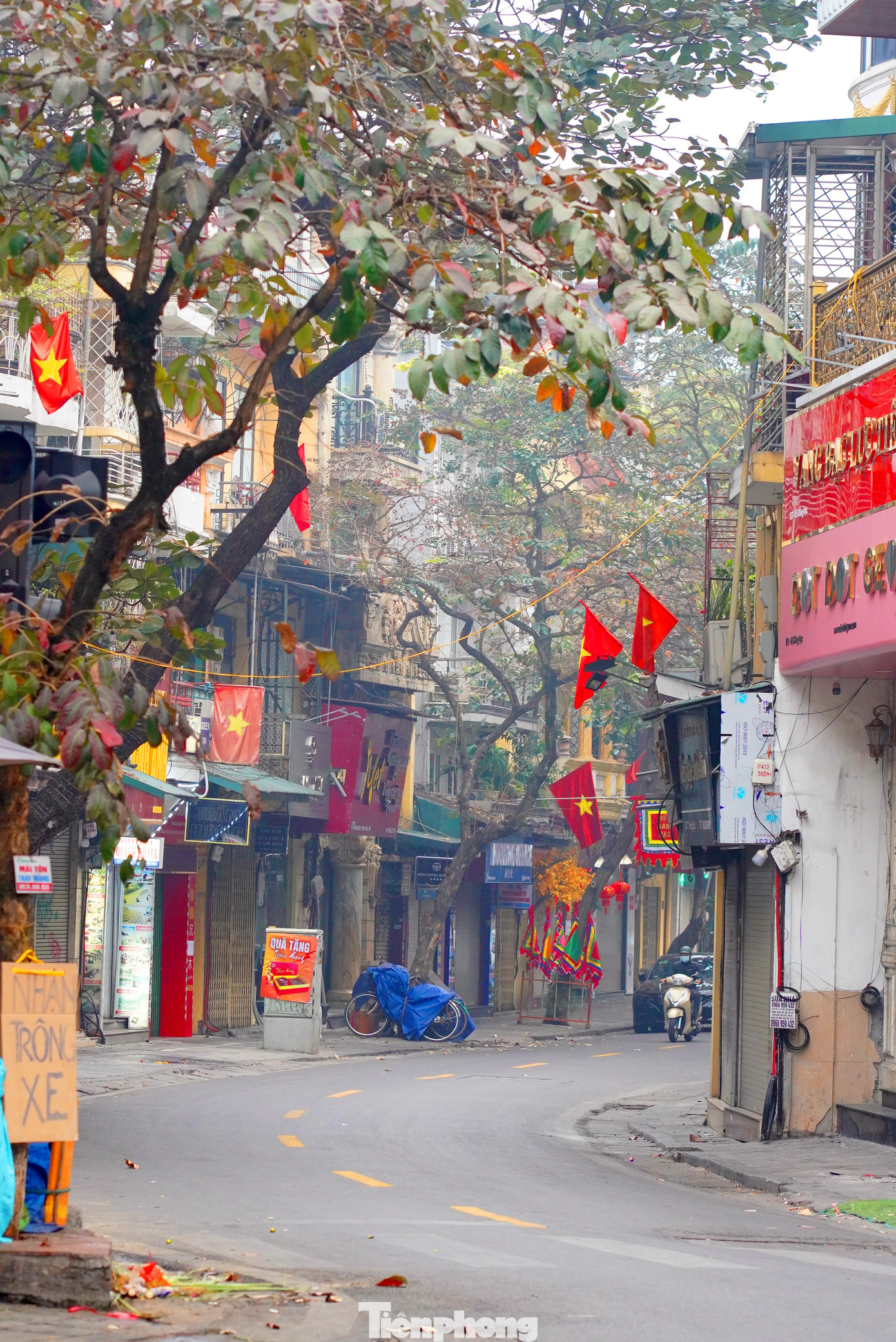 Góc phố yên bình với cờ đỏ sao vàng.