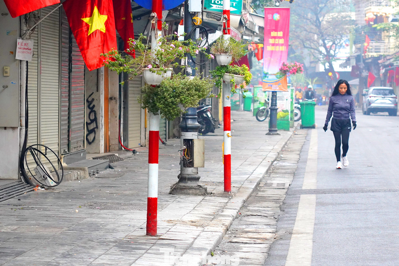 Người dân tập thể dục trên phố Hàng Đào sáng mùng Một Tết.