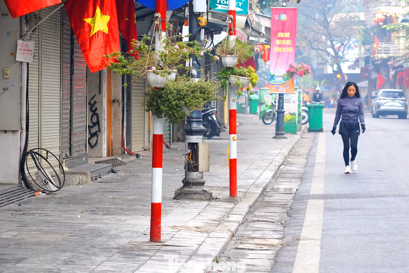 Người dân tập thể dục trên phố Hàng Đào sáng mùng Một Tết.