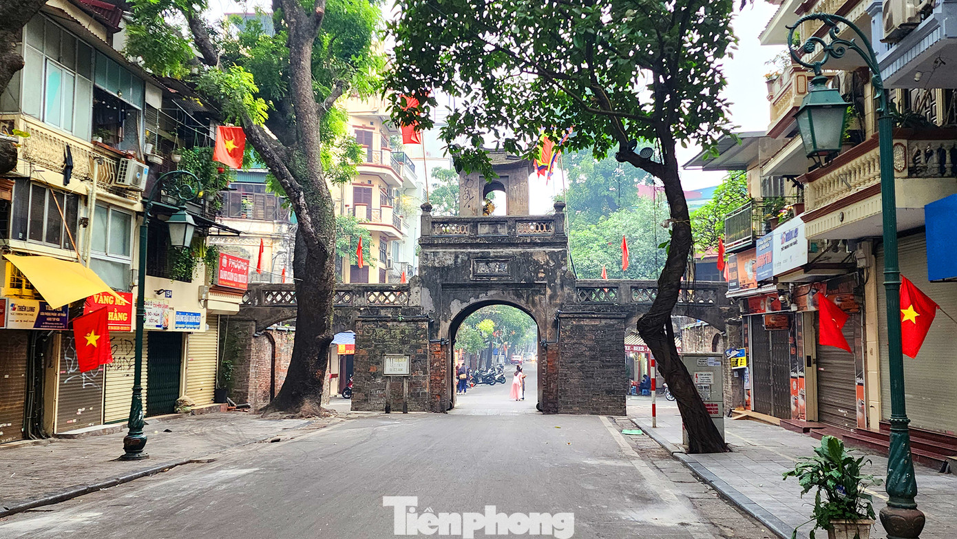 Không gian yên bình tại Ô Quan Chưởng trong buổi sáng đầu năm.