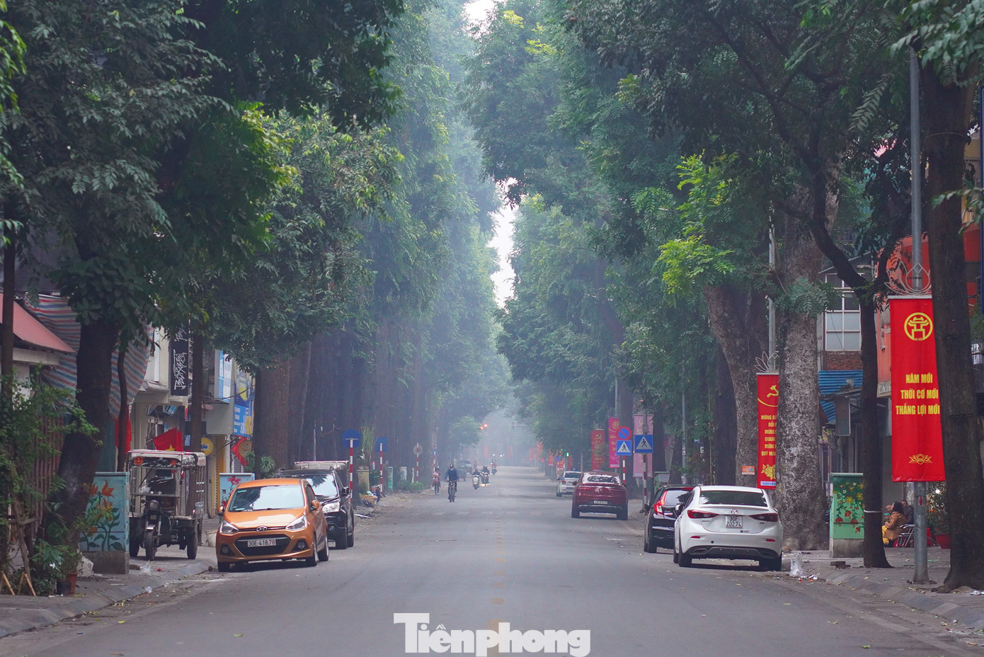 Phố Lò Đúc bình yên. Một vài người dân bắt đầu xuất hành ngày đầu năm mới.