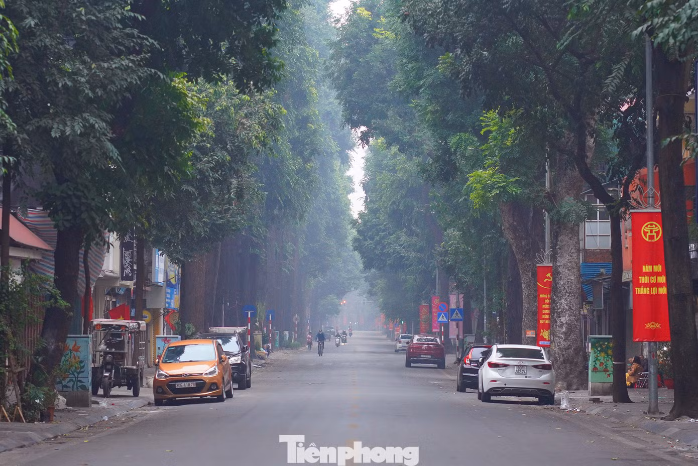 Phố Lò Đúc bình yên. Một vài người dân bắt đầu xuất hành ngày đầu năm mới.