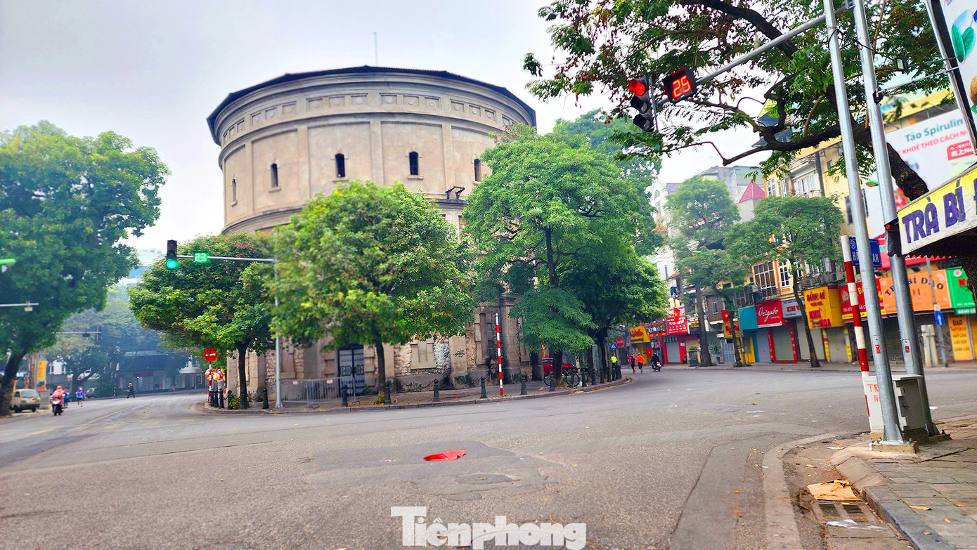 Bốt Hàng Đậu trong không gian tĩnh lặng.