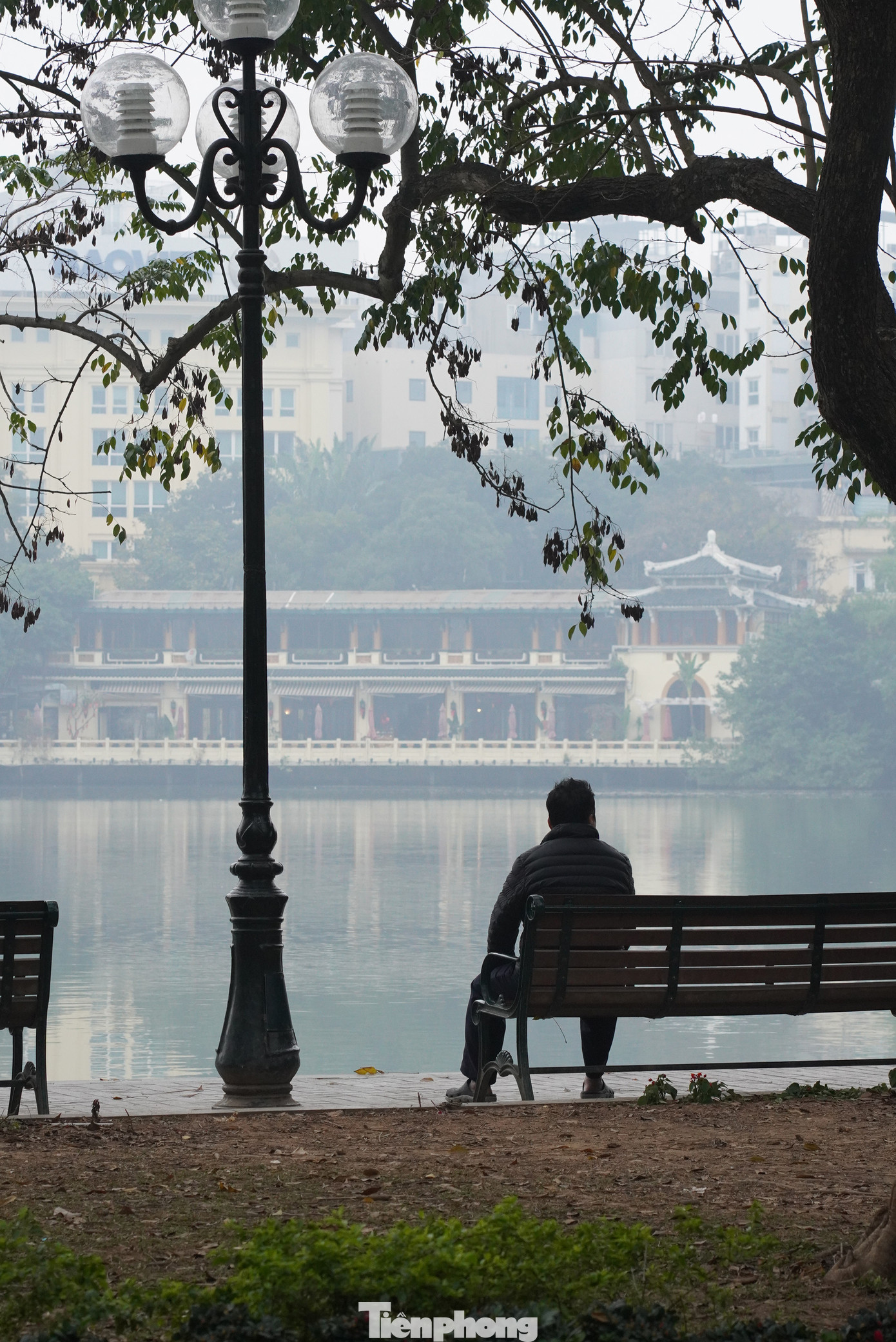 Hồ Gươm mờ trong màn sương, lung linh huyền ảo.