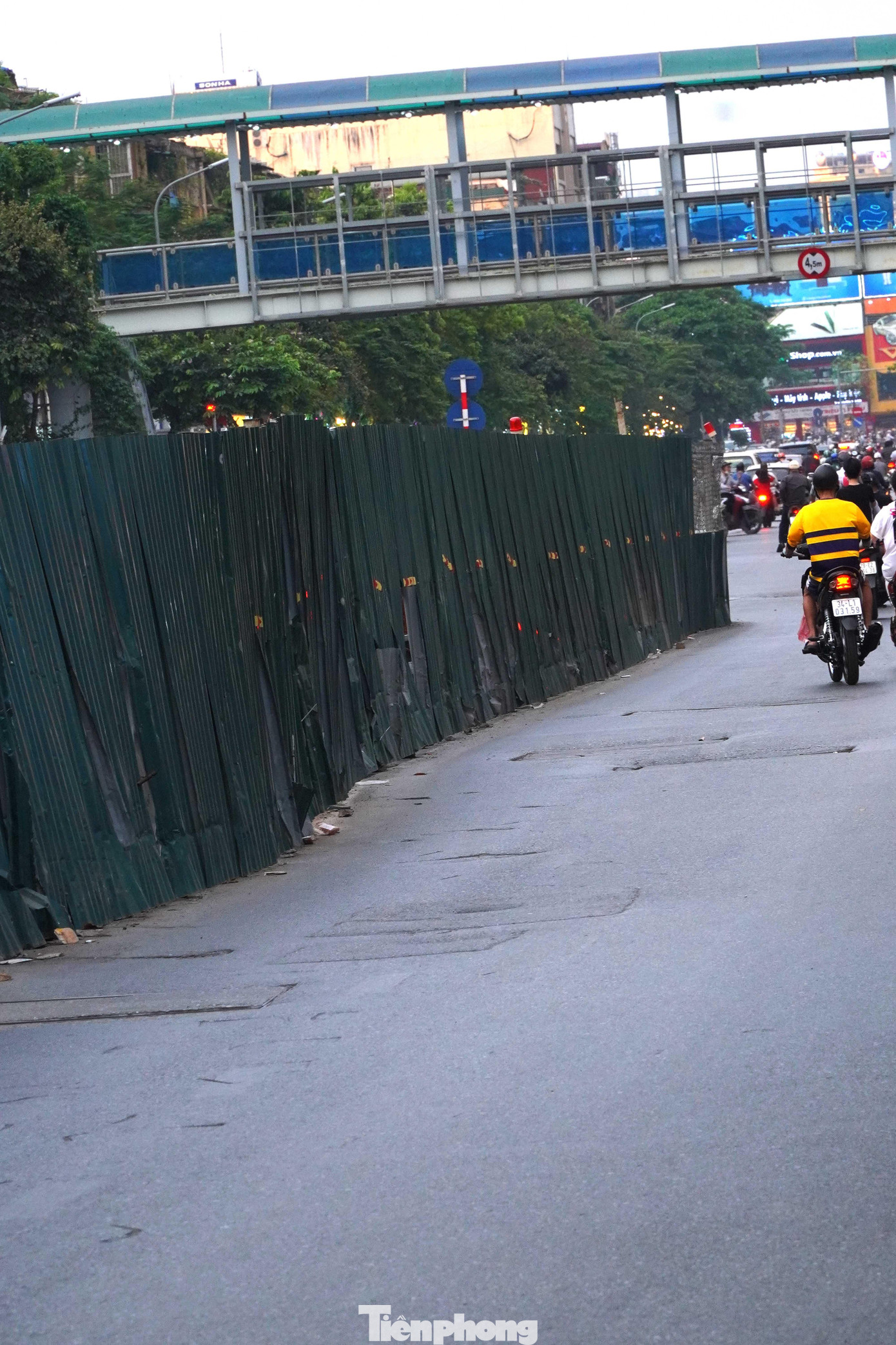 Với những người dân chưa quen cung đường, nếu đi tốc độ cao lúc vắng người thì khả năng va hố, nắp cống là rất cao. Tai nạn giao thông luôn tiềm ẩn. Với những người dân chưa quen cung đường, nếu đi tốc độ cao lúc vắng người thì khả năng va hố, nắp cống là rất cao. Tai nạn giao thông luôn tiềm ẩn.