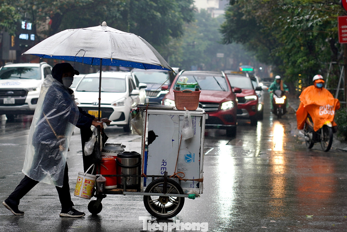 Càng về trưa thì cơn mưa càng dày và nặng hạt hơn.